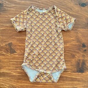 GUC kate quinn 70s Rainbow Arc Short Sleeve Bamboo Bodysuit 18-24